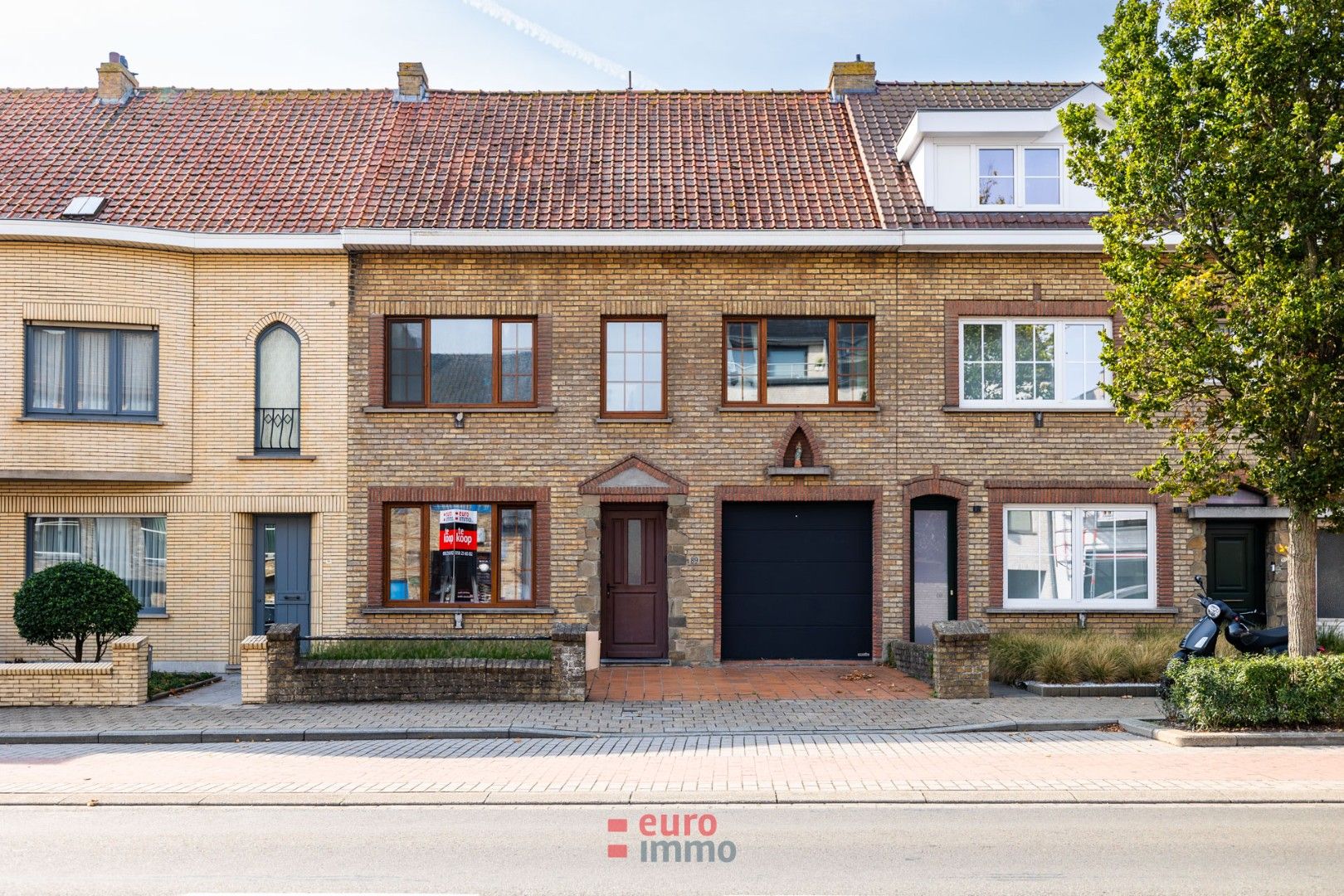 TOPVASTGOED TE NIEUWPOORT-STAD: ZEER RUIME, COMPLEET GERENOVEERDE RIJWONING MET GARAGE EN TUIN ! foto {{pictureIndex}}