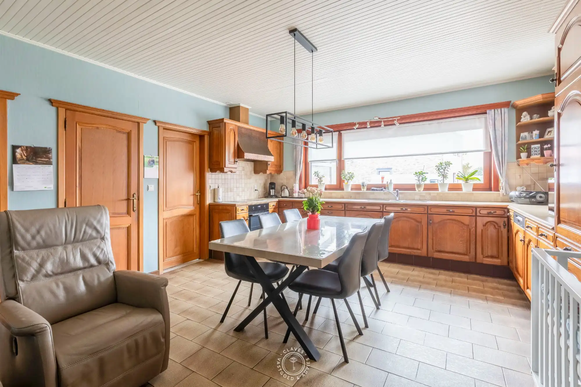 Charmante en ruime woning met 4 slaapkamers en 3 garages foto 13