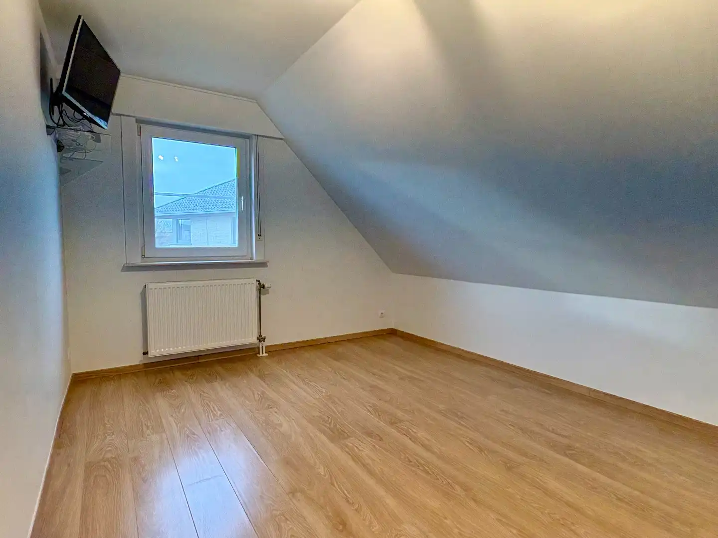 Recentbouw op uiterst rustige ligging met 3 slks, inpandige garage en grote oprit. foto 6