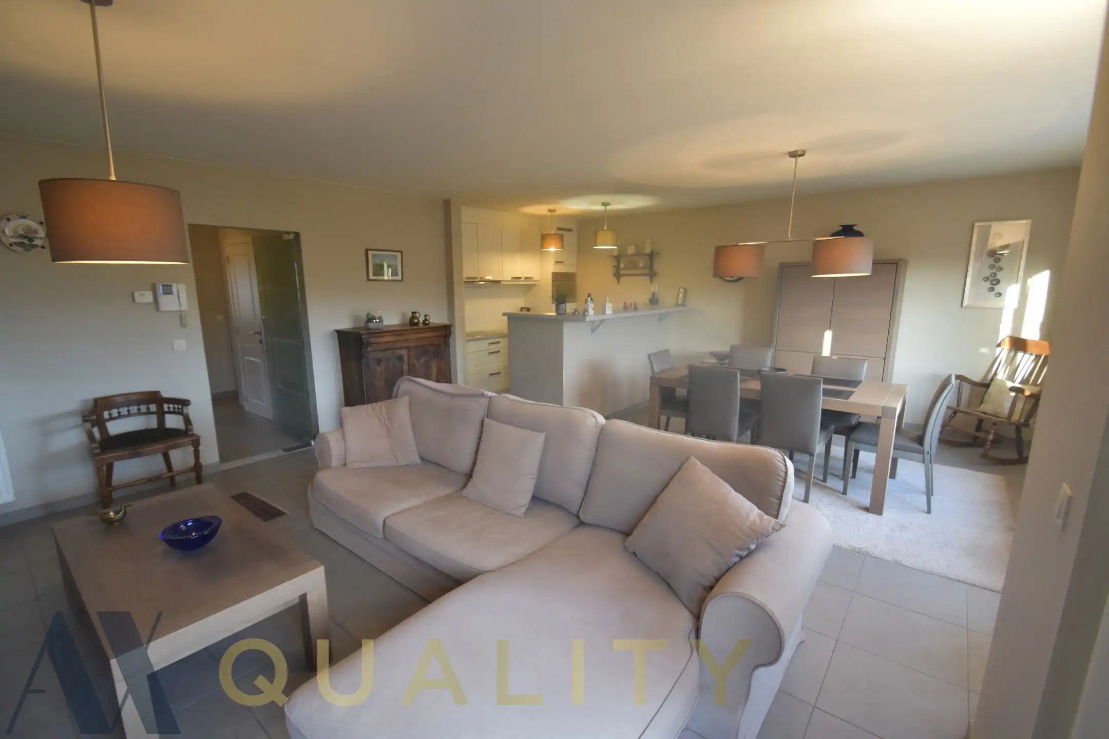 Centr. en rustig gel. energiezuin. 2 slpk.-appt. met terr., staanpl. en berging. Vrij vnf 01/05 foto 2