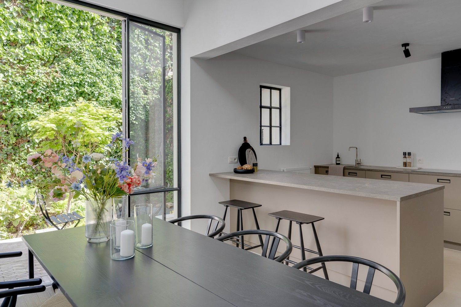 Karaktervol herenhuis met 6 slaapkamers, stadstuin en hoogwaardige afwerking foto 9