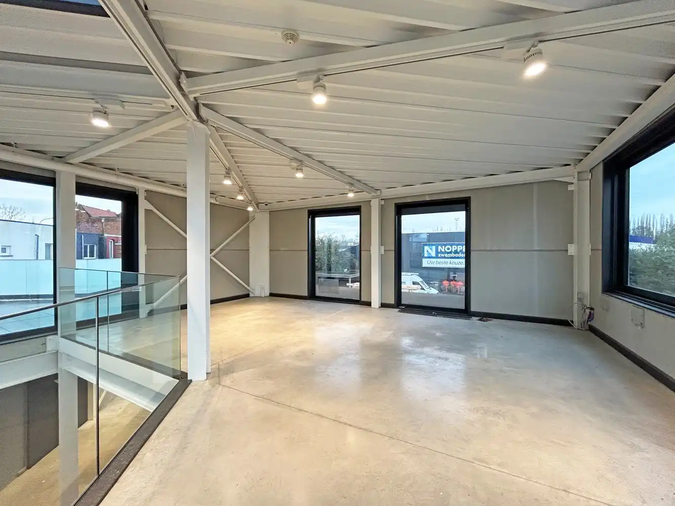 Modern en lichtrijk handelspand/kantoor met magazijn (300m²) te huur in Wijnegem! foto 3