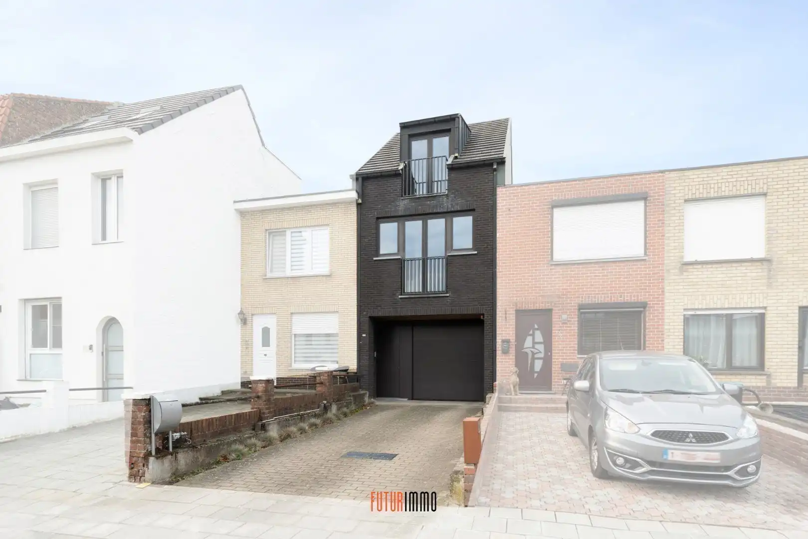 Opbrengsteigendom: duplexappartement + 12 garages foto {{pictureIndex}}