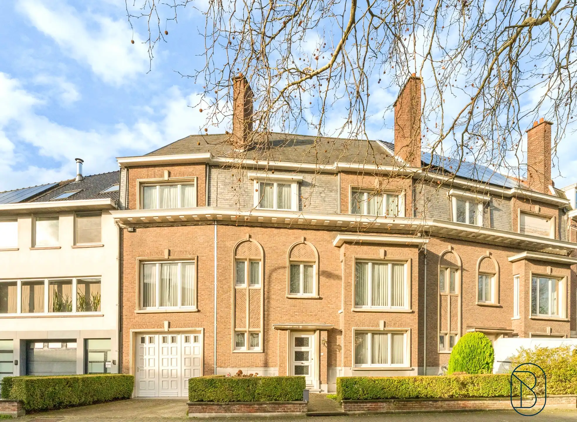 Topgelegen op te frissen herenwoning met ruime garage foto {{pictureIndex}}