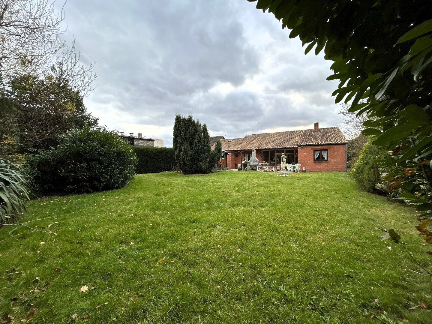 Gelijkvloerse gezinswoning in doodlopende straat. foto 24