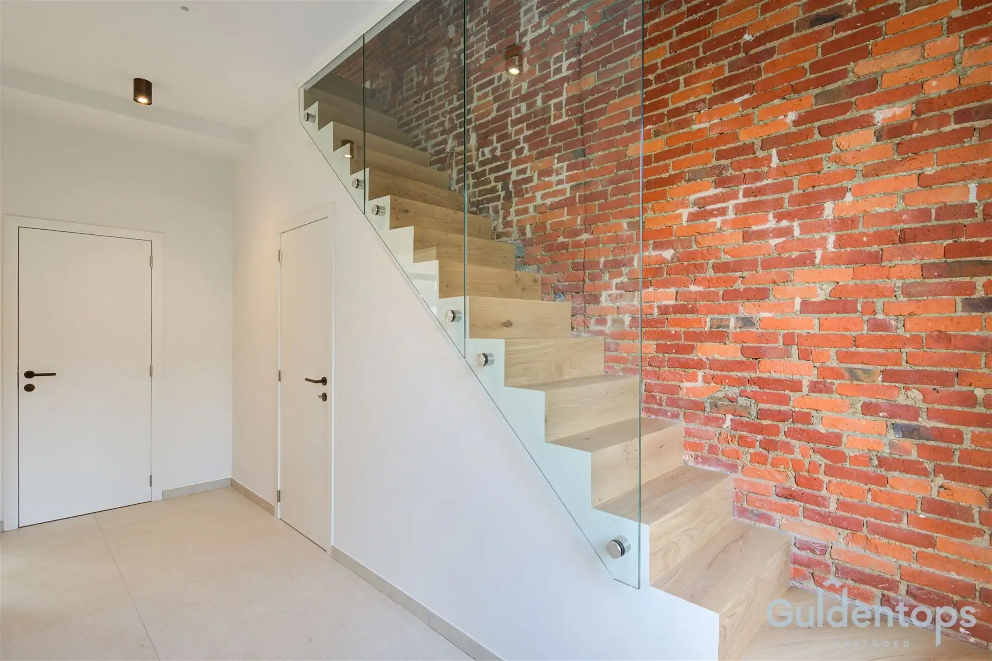 knappe, vernieuwde gezinswoning met tuin in hartje Berchem foto 3