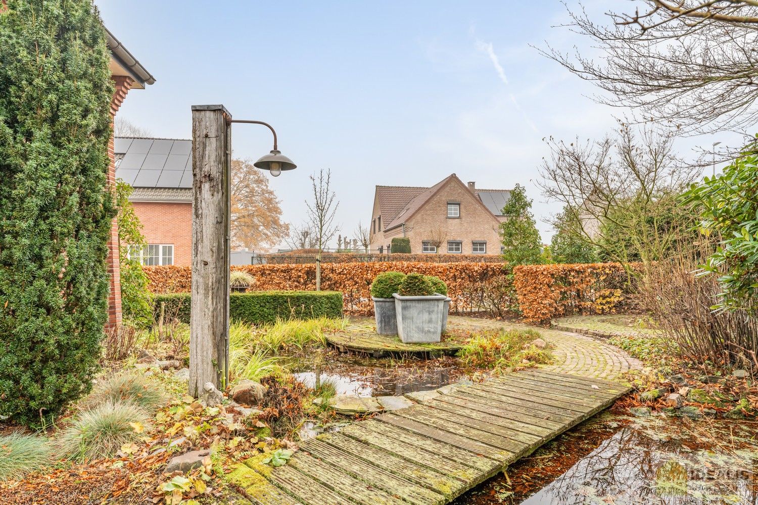 IDEALIS VASTGOED – Prachtige, stijlvolle woning met een aangename 123m² als bewoonbare oppervlakte. De woning omvat een lichtrijke ruime woonkamer voorzien van een pellet kachel en met een prachtige parketvloer dewelke overgaat in de keuken en 3 slaapkamers op een ruim en prachtig aangelegd perceel van 7a 42ca. Dit alles gelegen in een heerlijk rustige straat, op enkele minuten zowel van de centra van Pelt als Achel, doch ook op een steenworp van de Nederlandse grens, dichtbij Valkenswaard en Eindhoven. foto 28