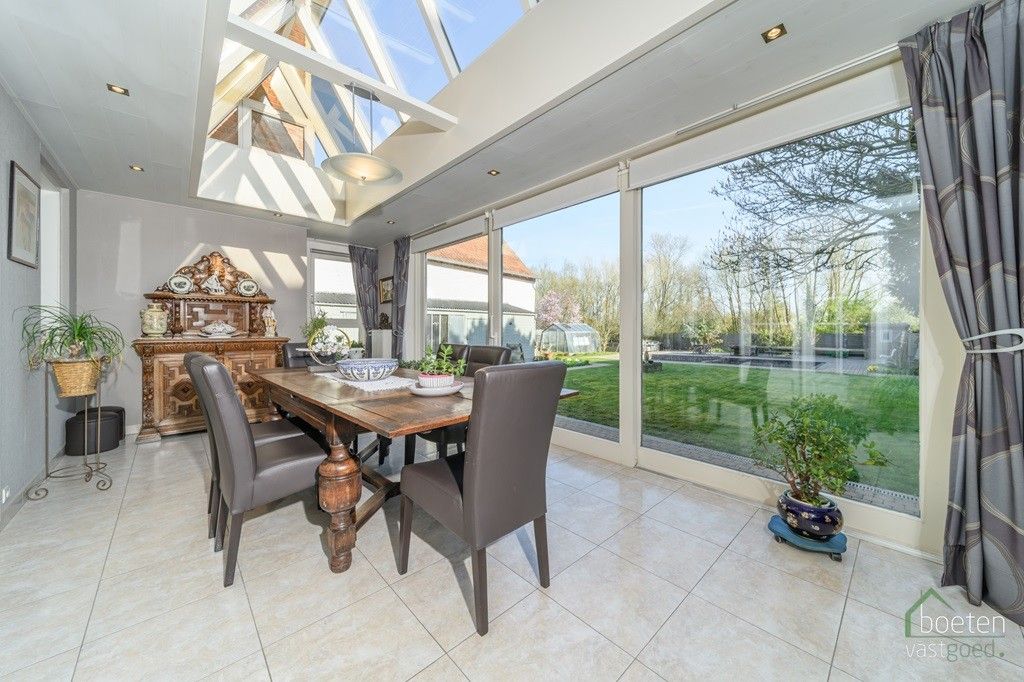 POPERINGE: Voormalige burgemeesterswoning doorprikt van charme, historie en karakter met 6 slpks en 4 badk., garage en meerdere parkeerplaatsen met een betoverende tuin op 1.521m² grondopp. foto 11