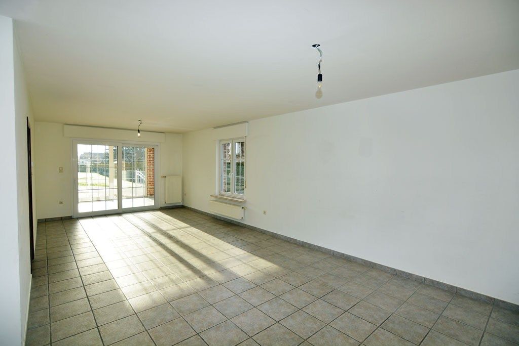 Vrijstaande woning met 4 slpks. en 2 bdks. op een perceel van 12a38ca. foto 6