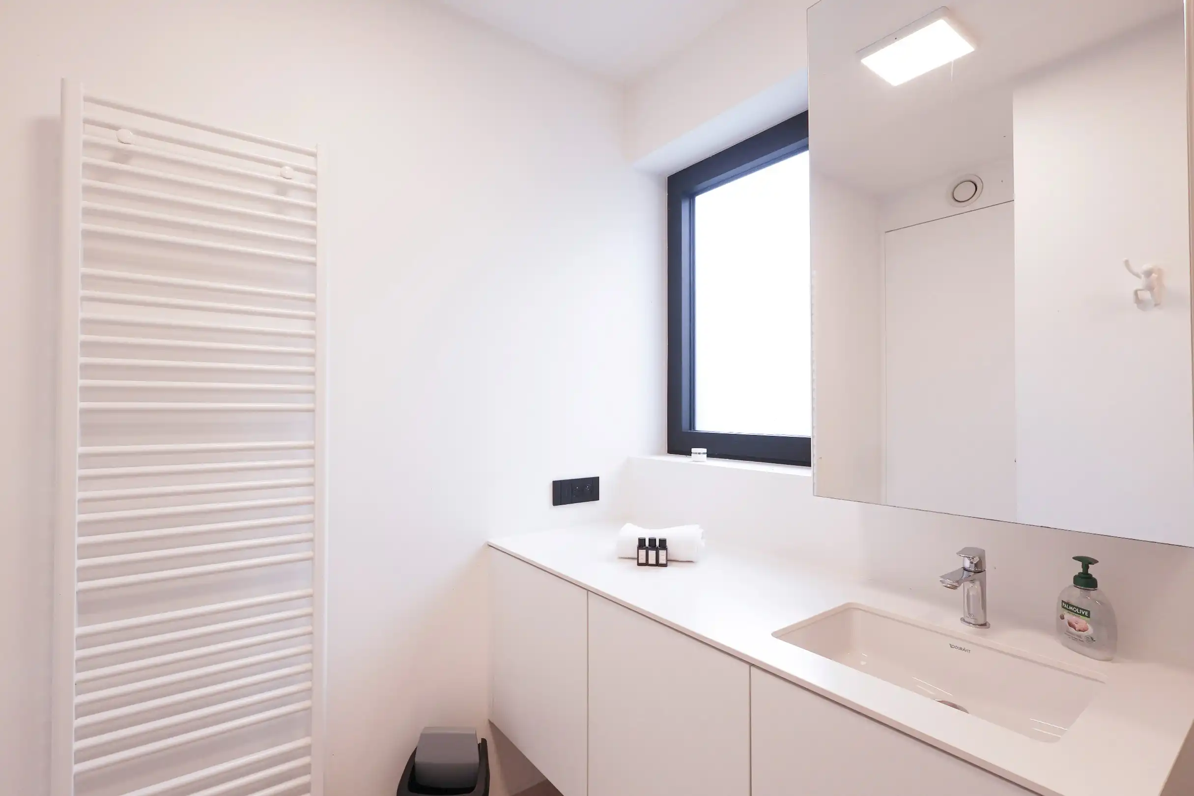 Modern gelijkvloers appartement in Groenendijk met ruim terras foto 16