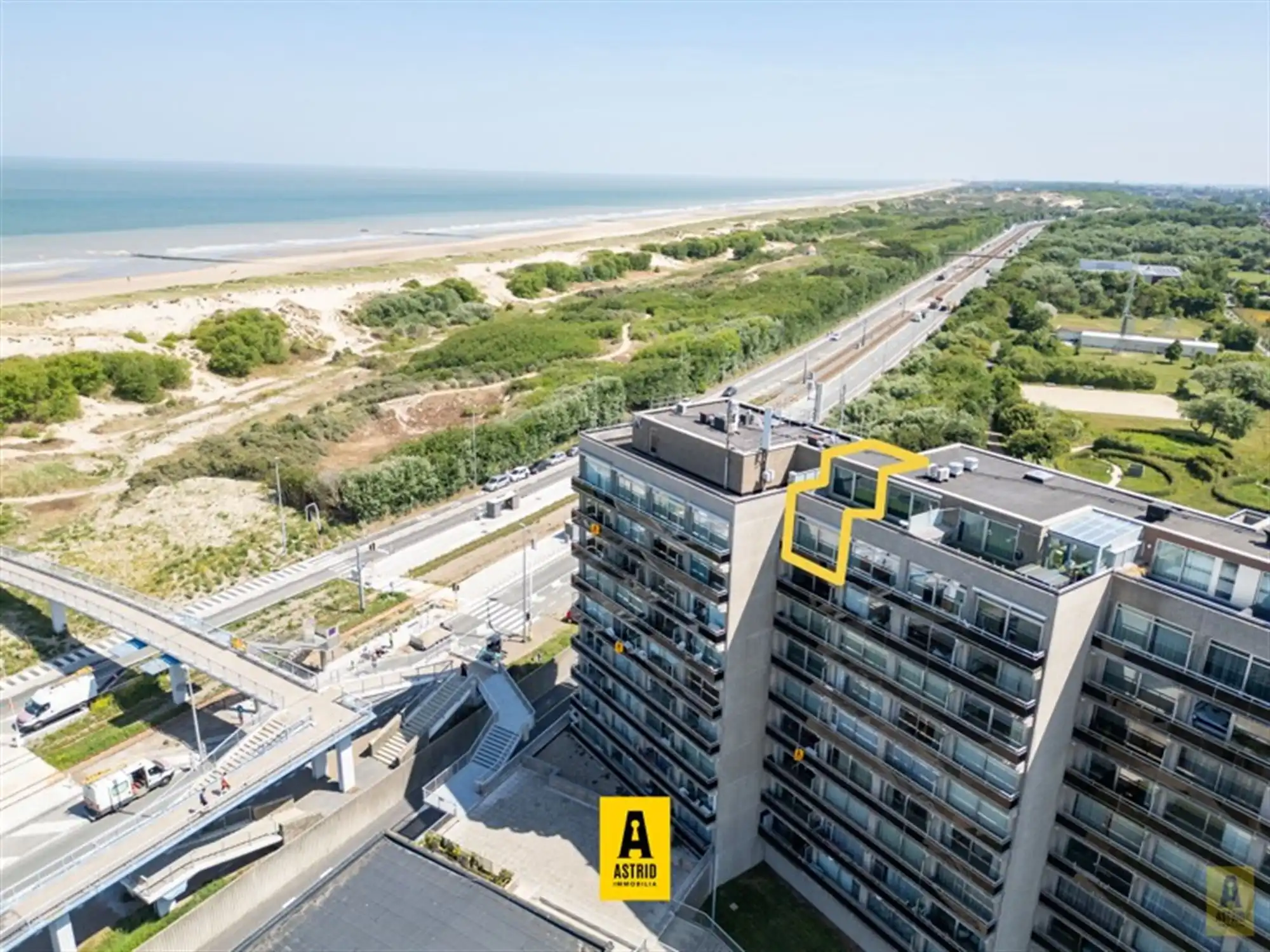 Uitzonderlijk aanbod! Duplexappartement op topligging met open zeezichten en riant zonne(dak)terras! foto {{pictureIndex}}