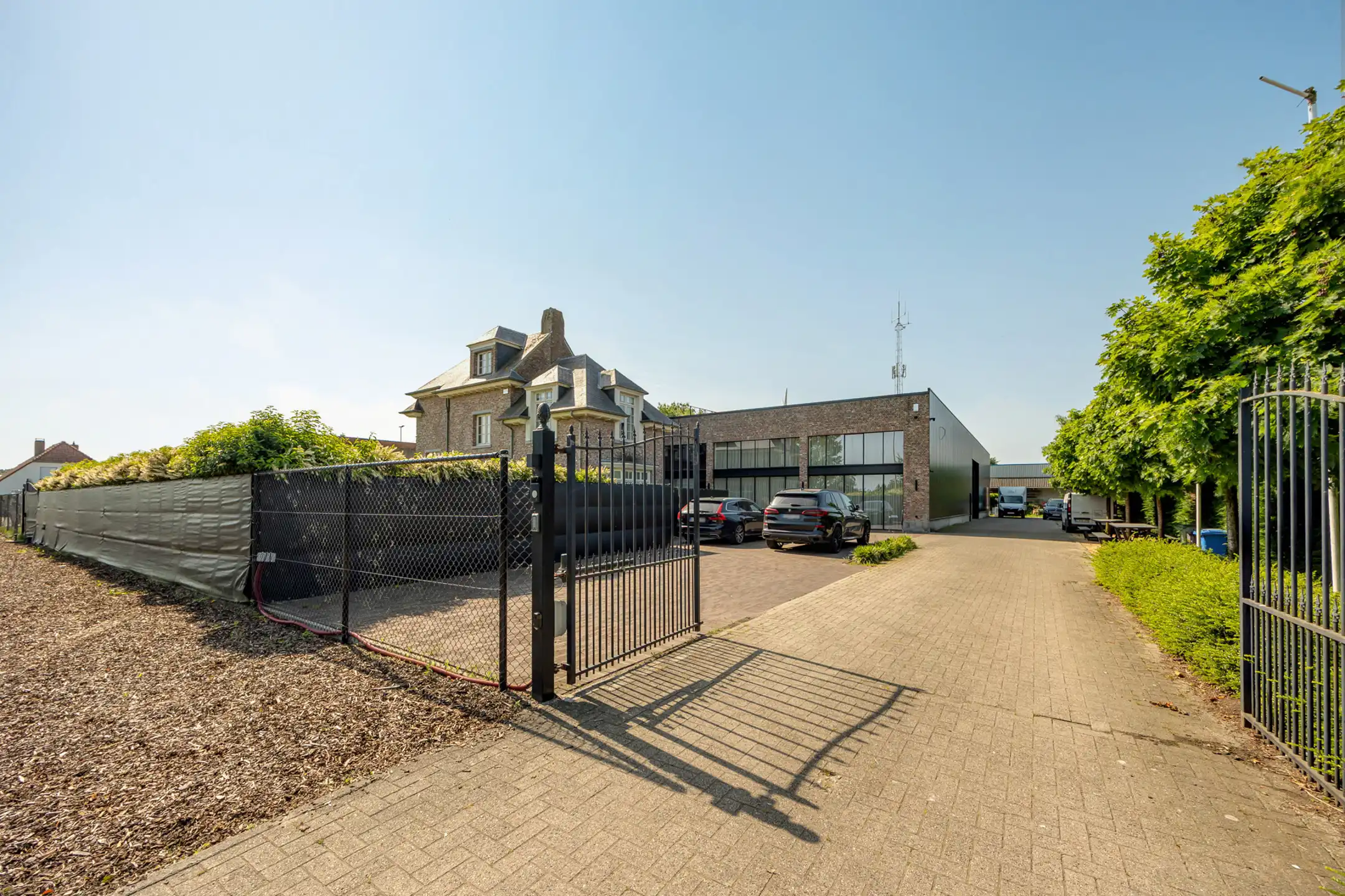 Magazijn met showroom, kantoren en prachtige woning te koop foto 2