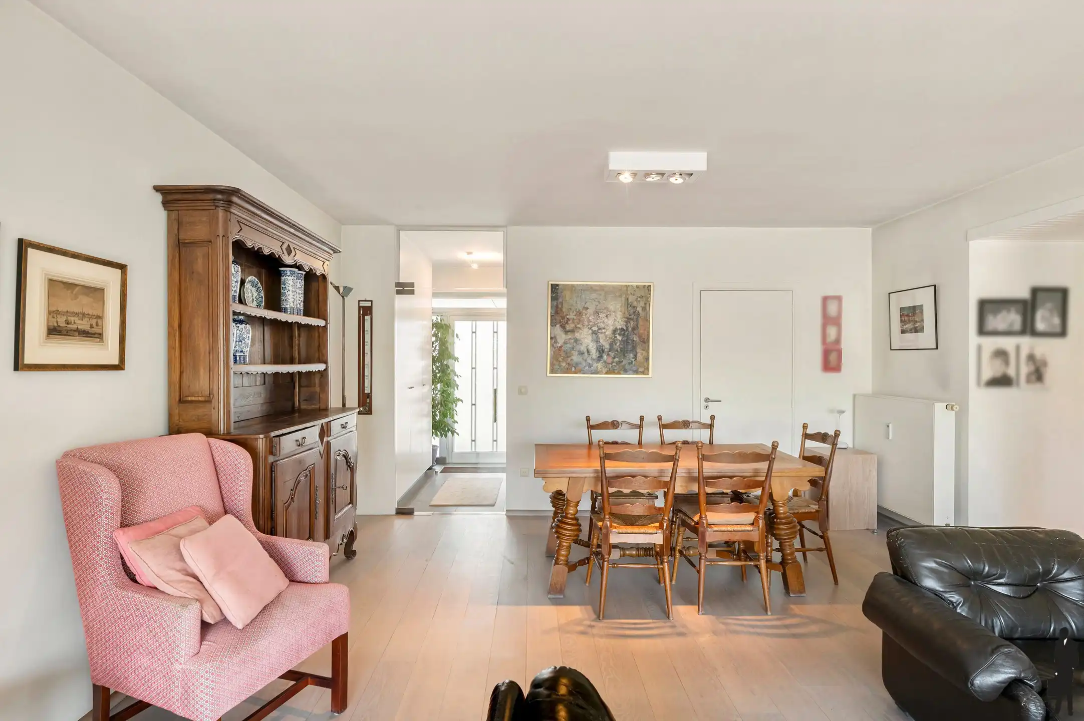 Dit lichtrijke en instapklare appartement combineert comfort, ruimte en een warme uitstraling op een uitstekende ligging. foto 10