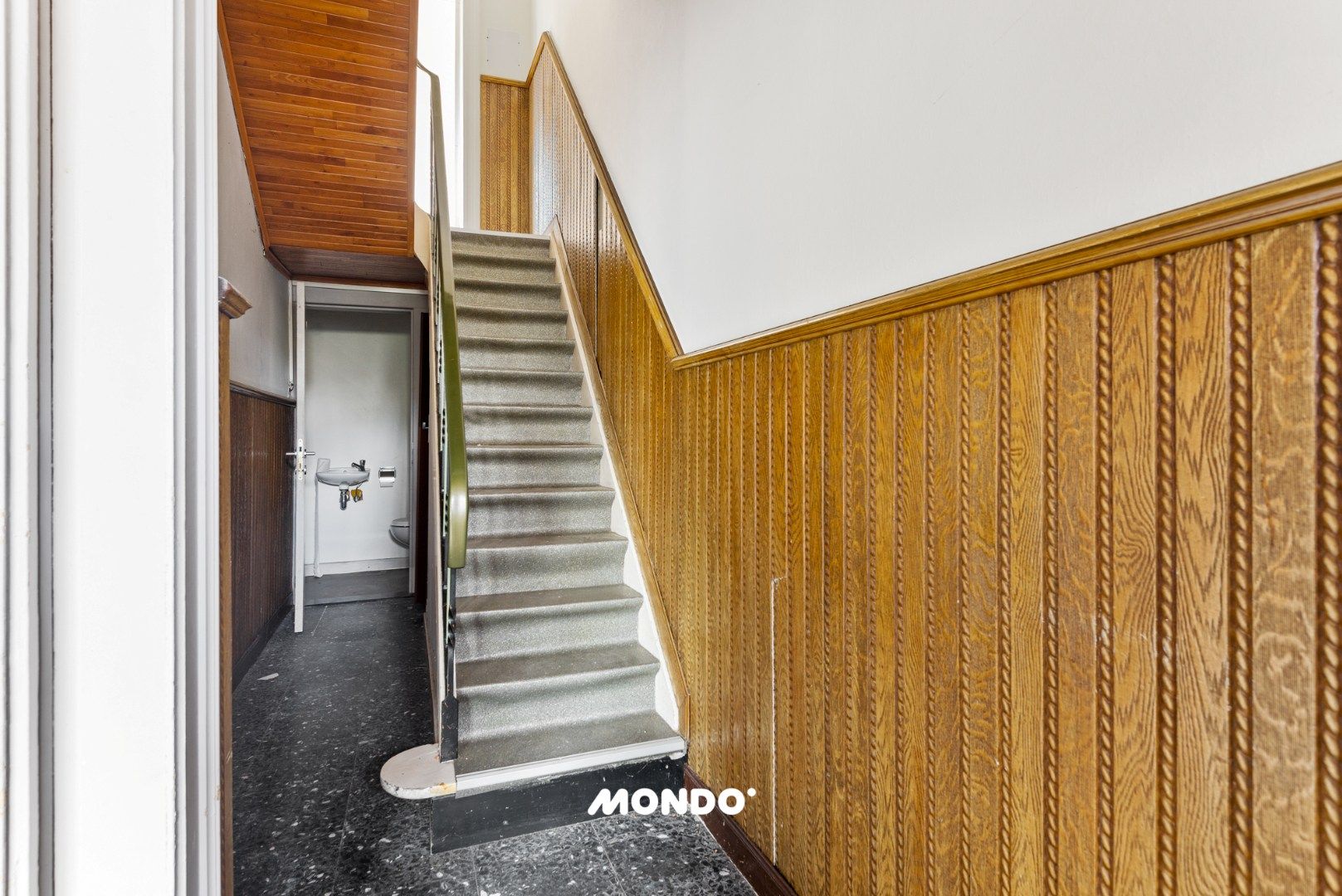 Rustig gelegen woning met 3 slaapkamers en veel potentieel nabij het centrum! foto 3