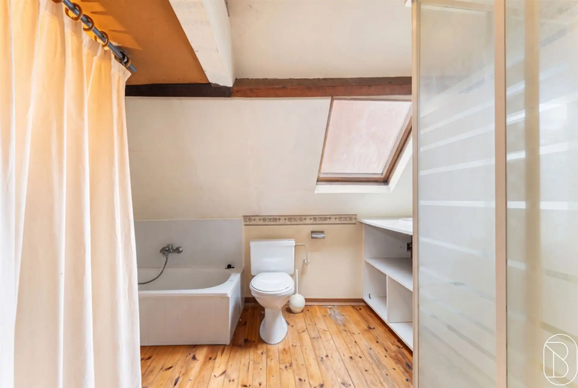 Goedgelegen charmante eigendom met veel potentieel! foto 18