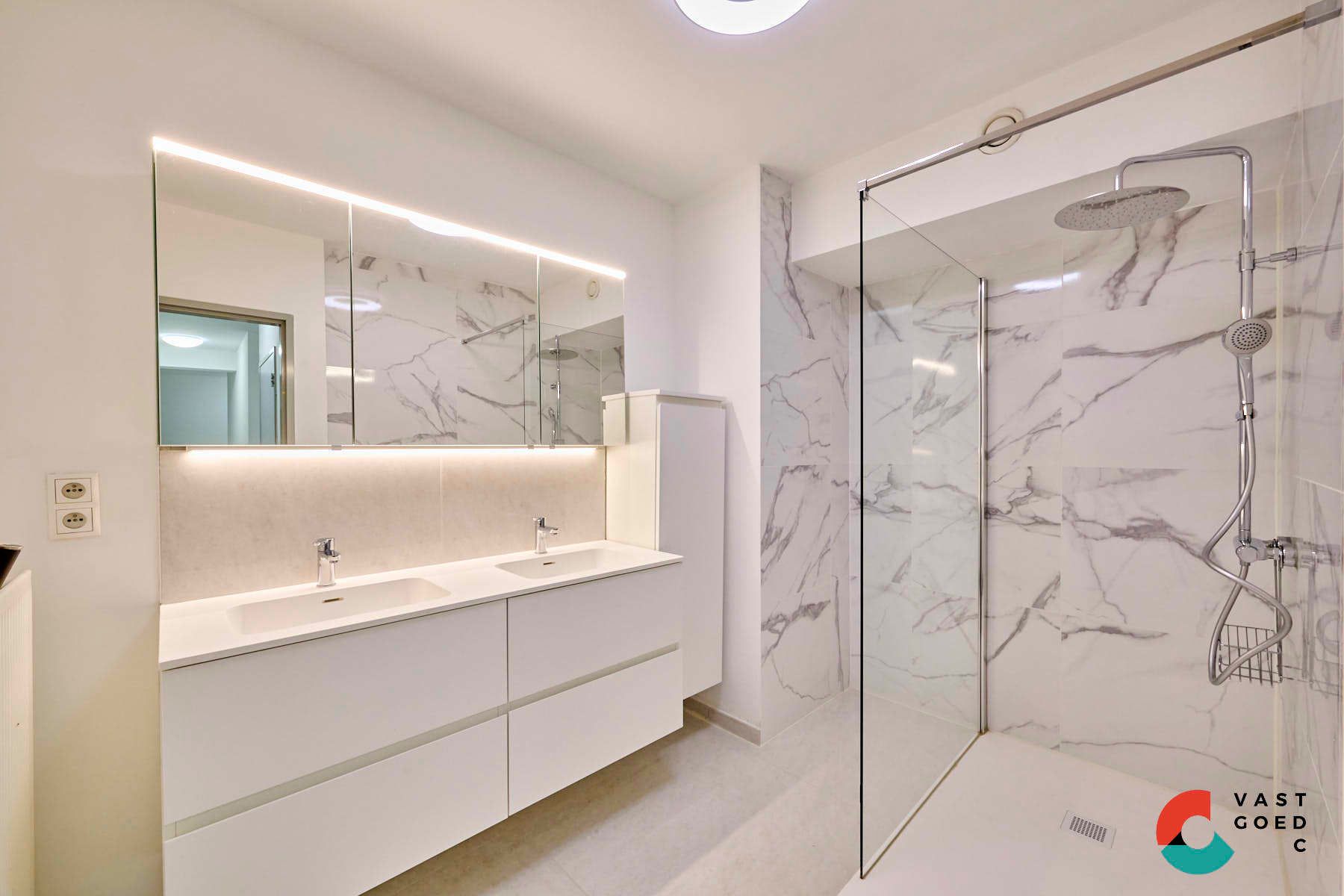 Luxueus gerenoveerd appartement met terras foto 7