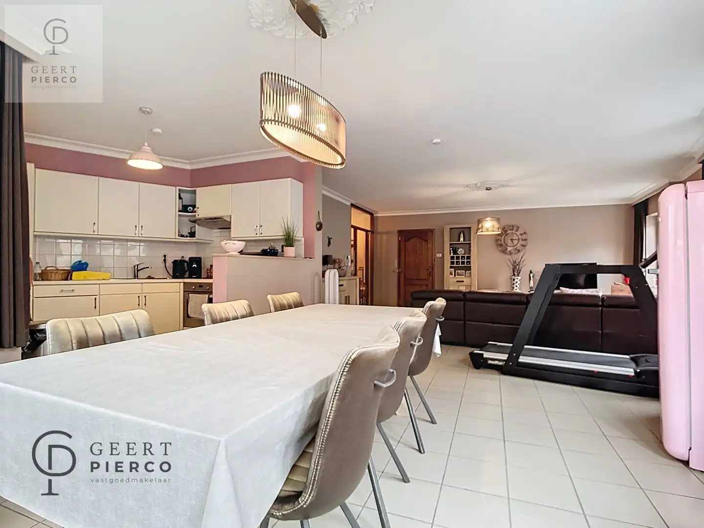 Aan Sint-Anneke 26 bus 101 te Sint-Truiden treffen we dit ruime appartement met drie slaapkamers, twee badkamers en kelder. De centrale ligging (200m van Grote Markt) zorgt voor een optimaal bereik van winkels, station, scholen en eveneens de groene omgeving van de stadsvesten en het stadspark. foto 12