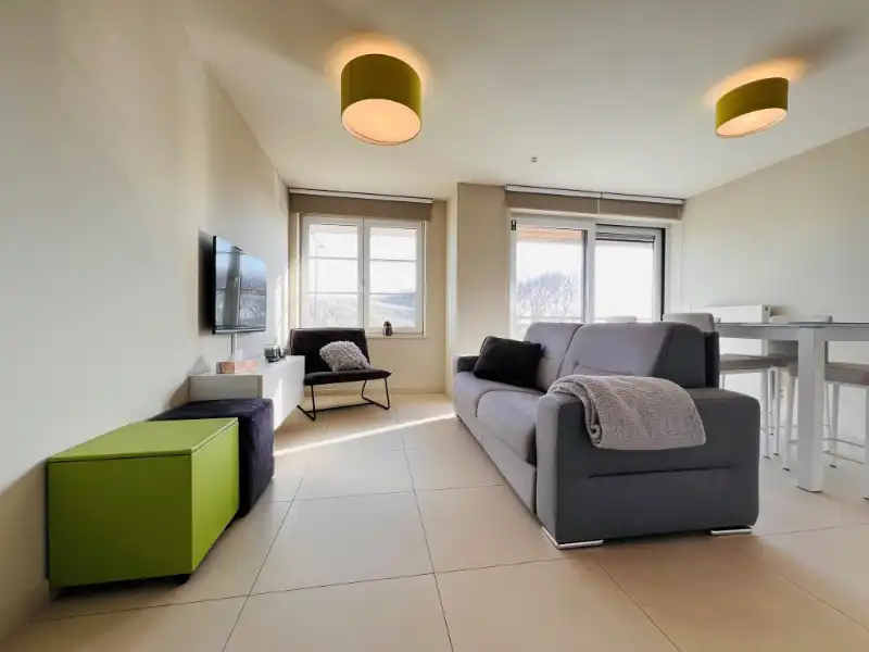 Luxueus appartement met breed terras en zijdelings zeezicht foto 4