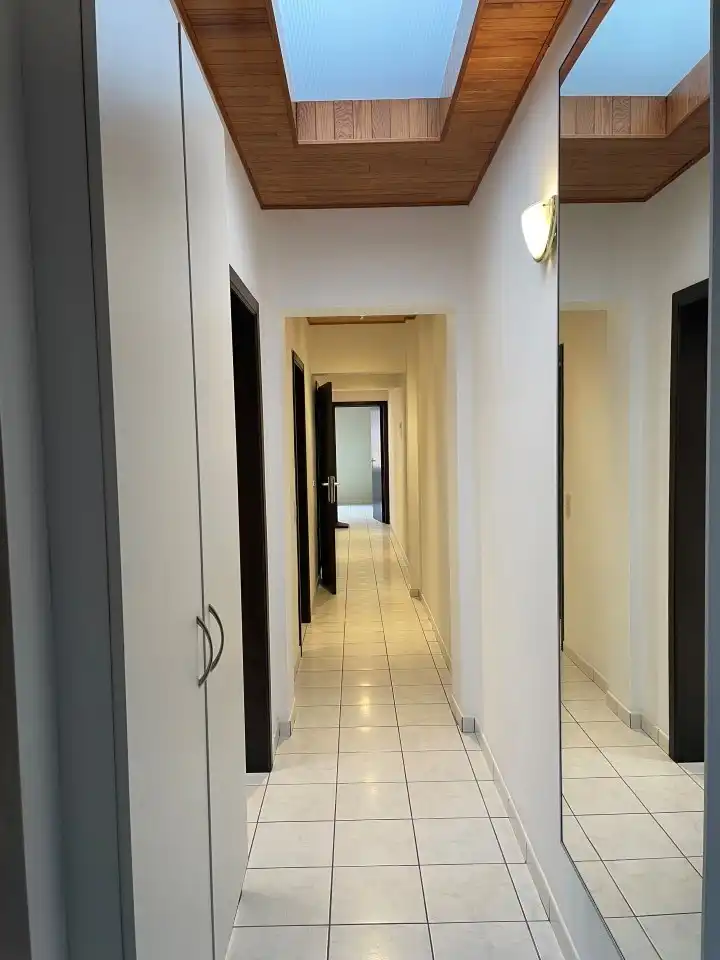 Ruim en goed gelegen appartement met 2 slaapkamers in kleine gebouw foto 5
