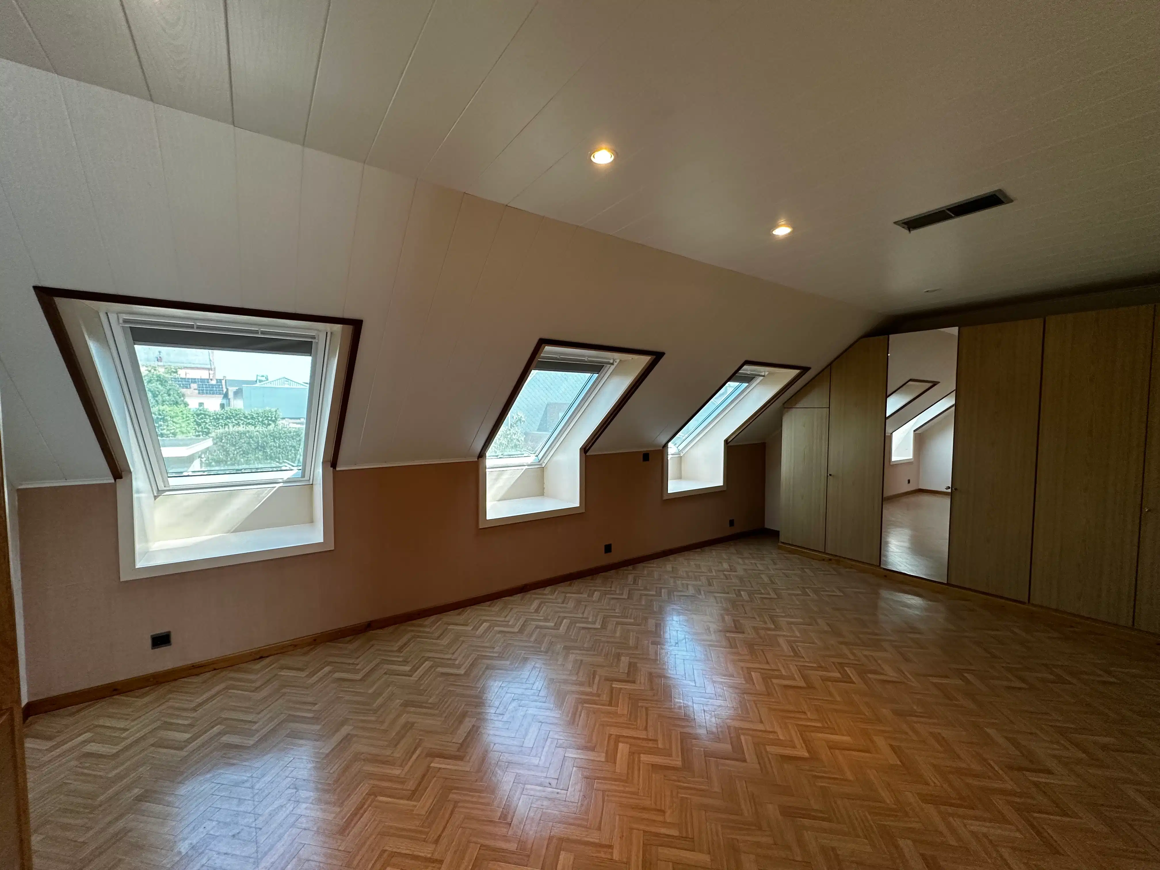 Ruime en lichtrijke woning te huur in het rustige Knesselare foto 12