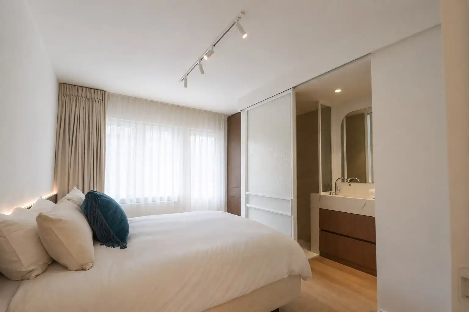 Subliem gerenoveerd appartement met frontaal zeezicht en een tijdloze, uiterst verfijnde afwerking. foto 10