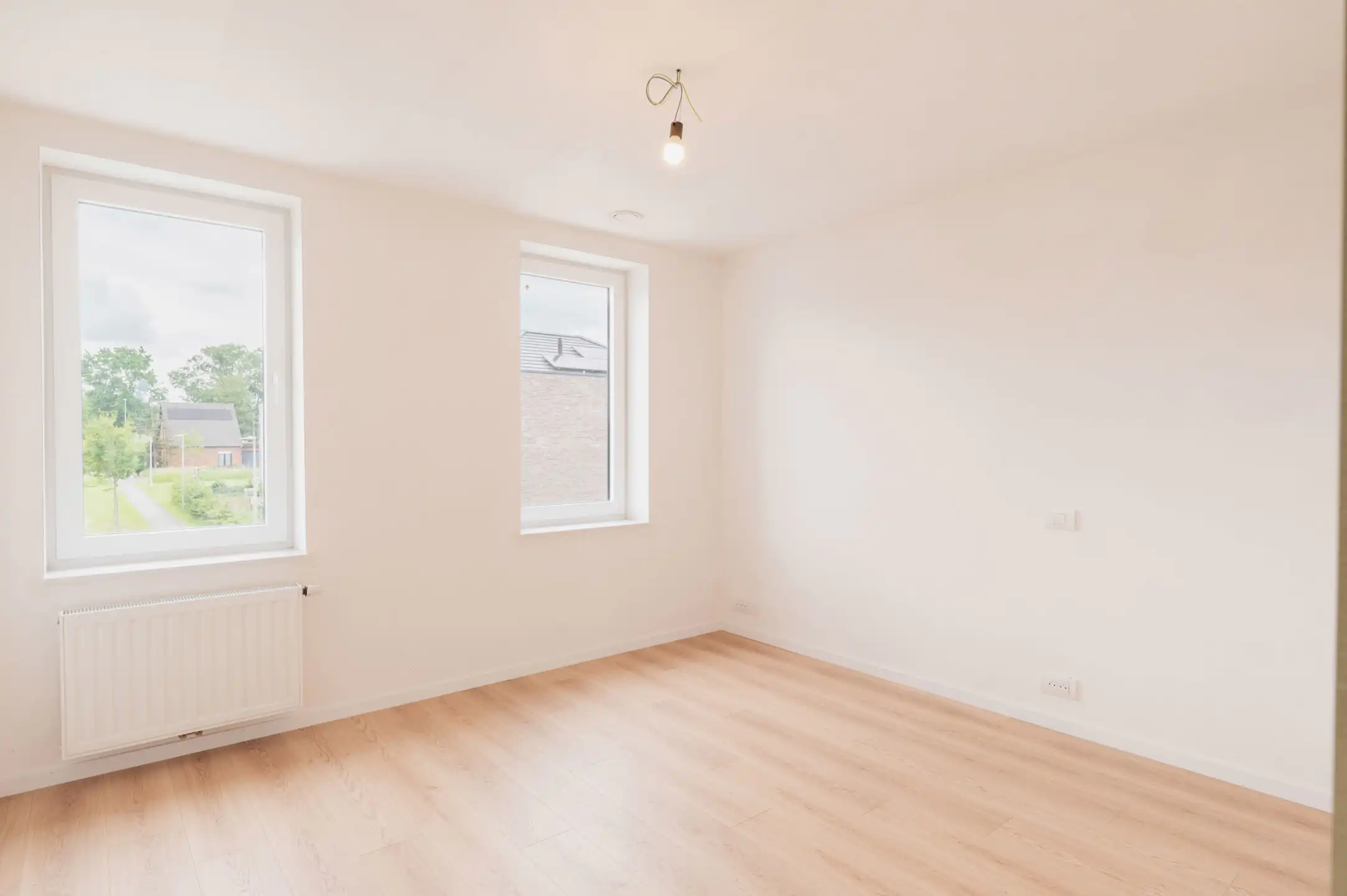 Halfopen moderne woning met zonnige tuin foto 19