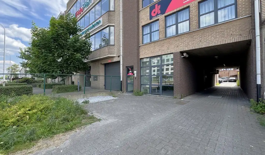 Instapklaar kantoor te huur aan N120 te Deurne foto 2
