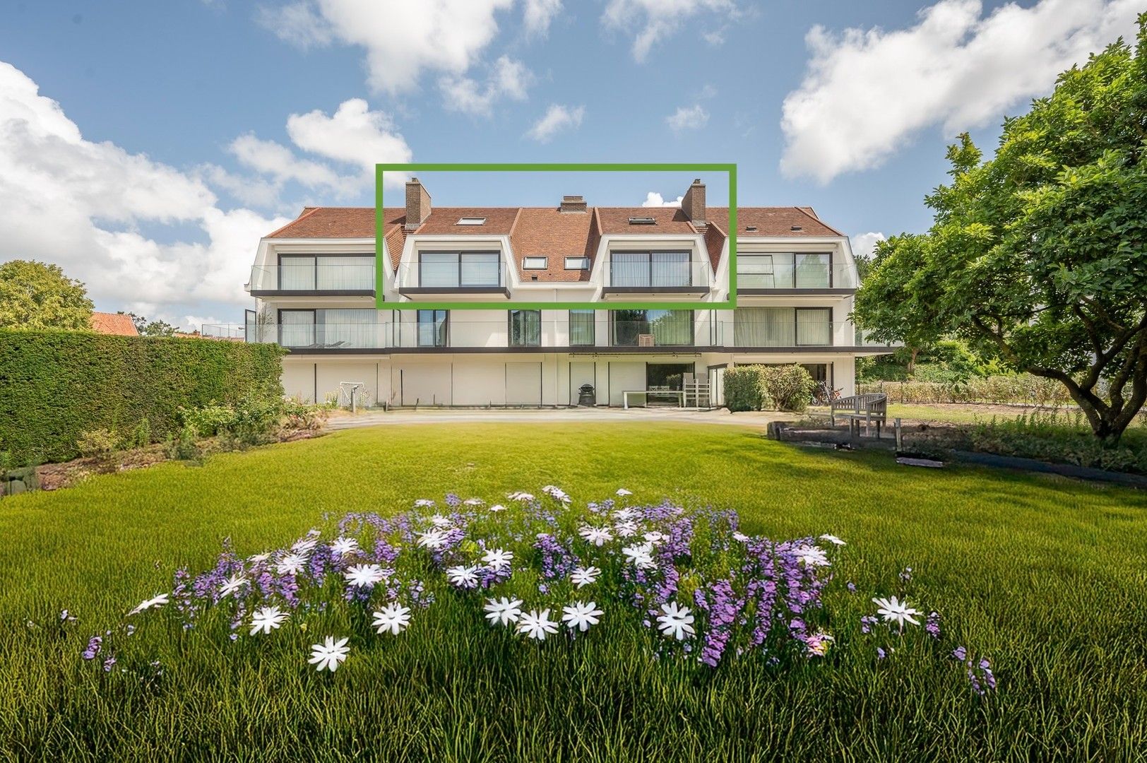 Zonnig gerenoveerd appartement met zuidwest gericht terras en open zicht op wandelafstand van het strand in hartje Zoute. foto 2