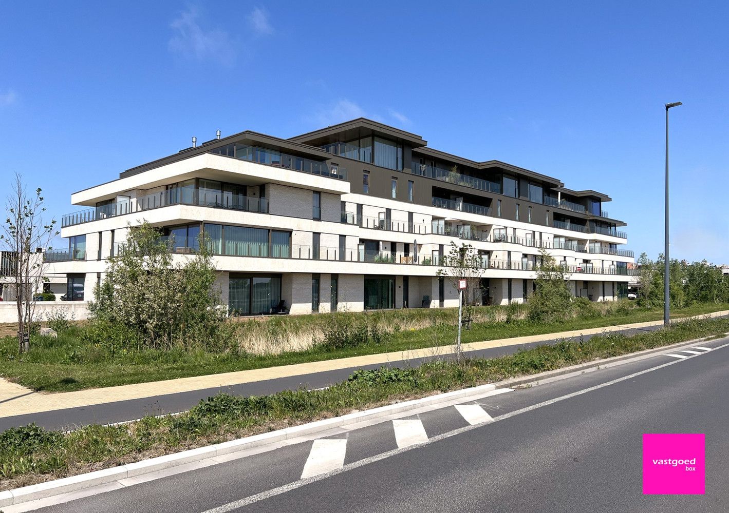 Standingvol gelijkvloersappartement met 2 slaapkamers en terras, te Mariakerke-Oostende foto {{pictureIndex}}