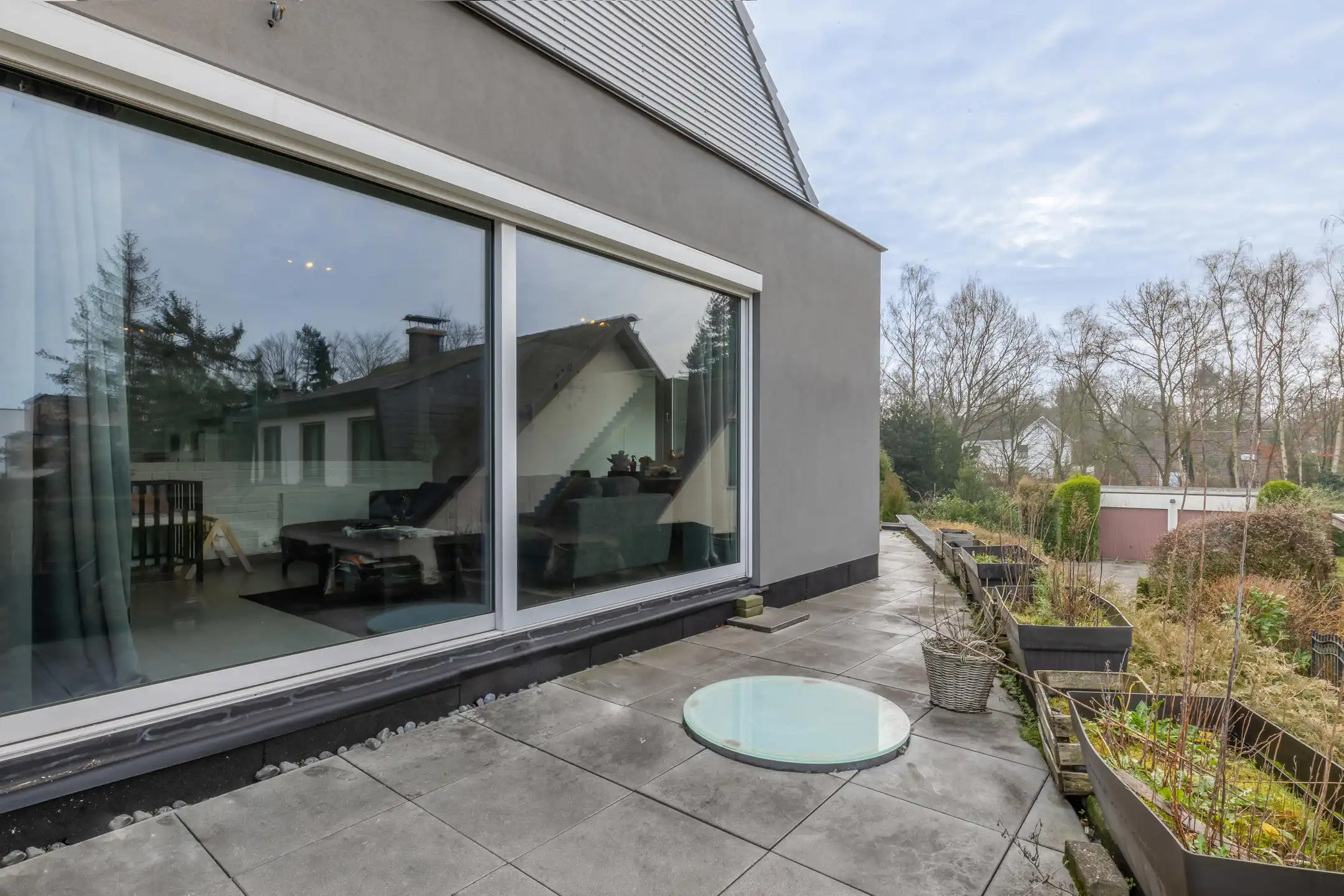 Modern gebouw met handelsgelijksvloers + duplex 1slpk app. foto 12