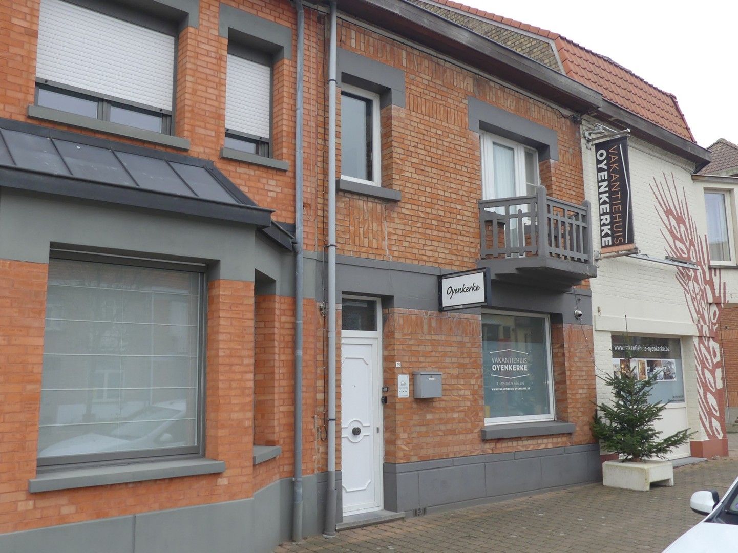 Modern ingerichte en ruime woning met garage en tuin foto {{pictureIndex}}