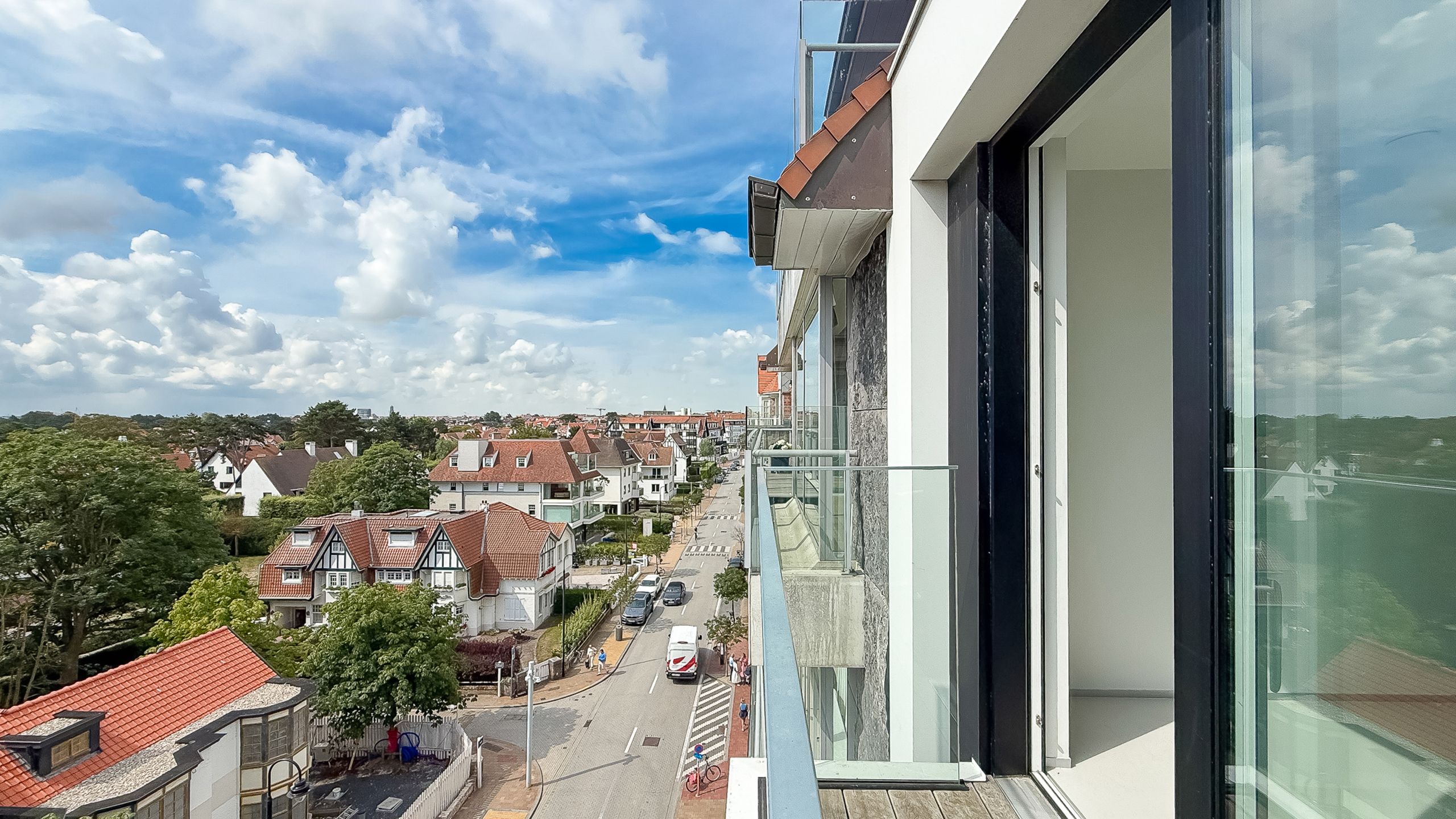 Stijlvol en lichtrijk appartement op toplocatie in het Zoute foto 2