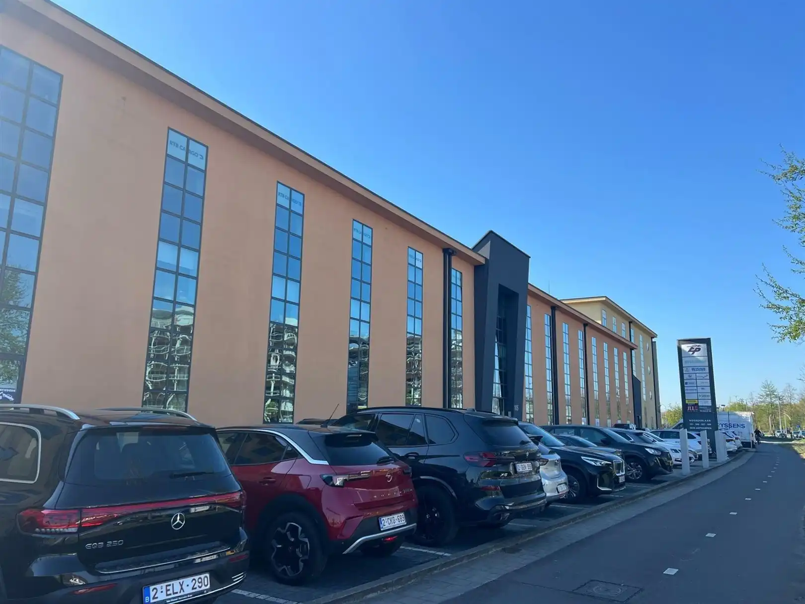 Kantoren gelegen ten noorden van Antwerpen foto {{pictureIndex}}