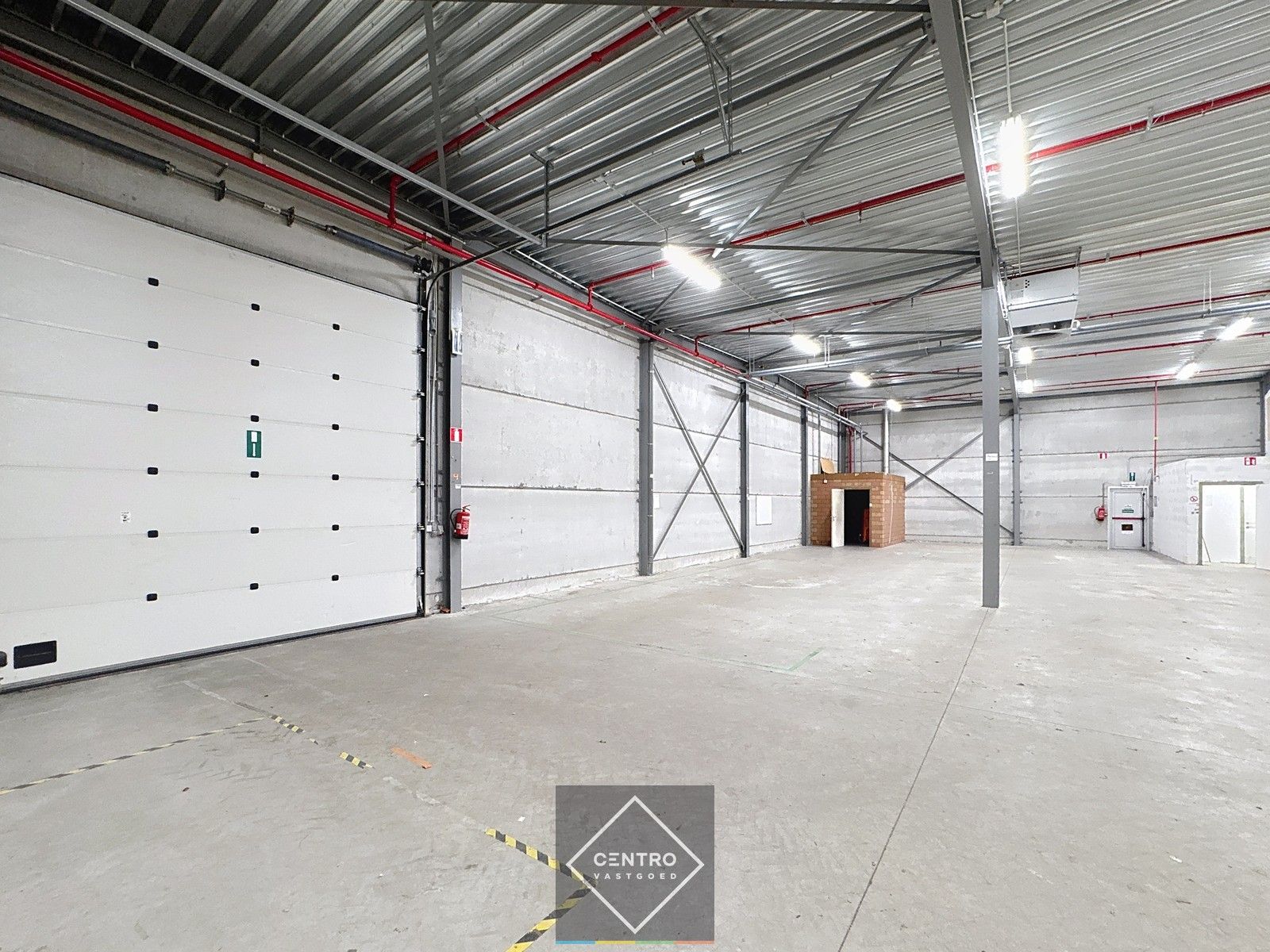 Instapklare HANDELSRUIMTE (1.200m²) met opslagmogelijkheden langs De Torhoutsesteenweg (achter "Juntoo") te Oostende! Gemeenschappelijke parkeermogelijkheid rondom de gebouwen! foto 3
