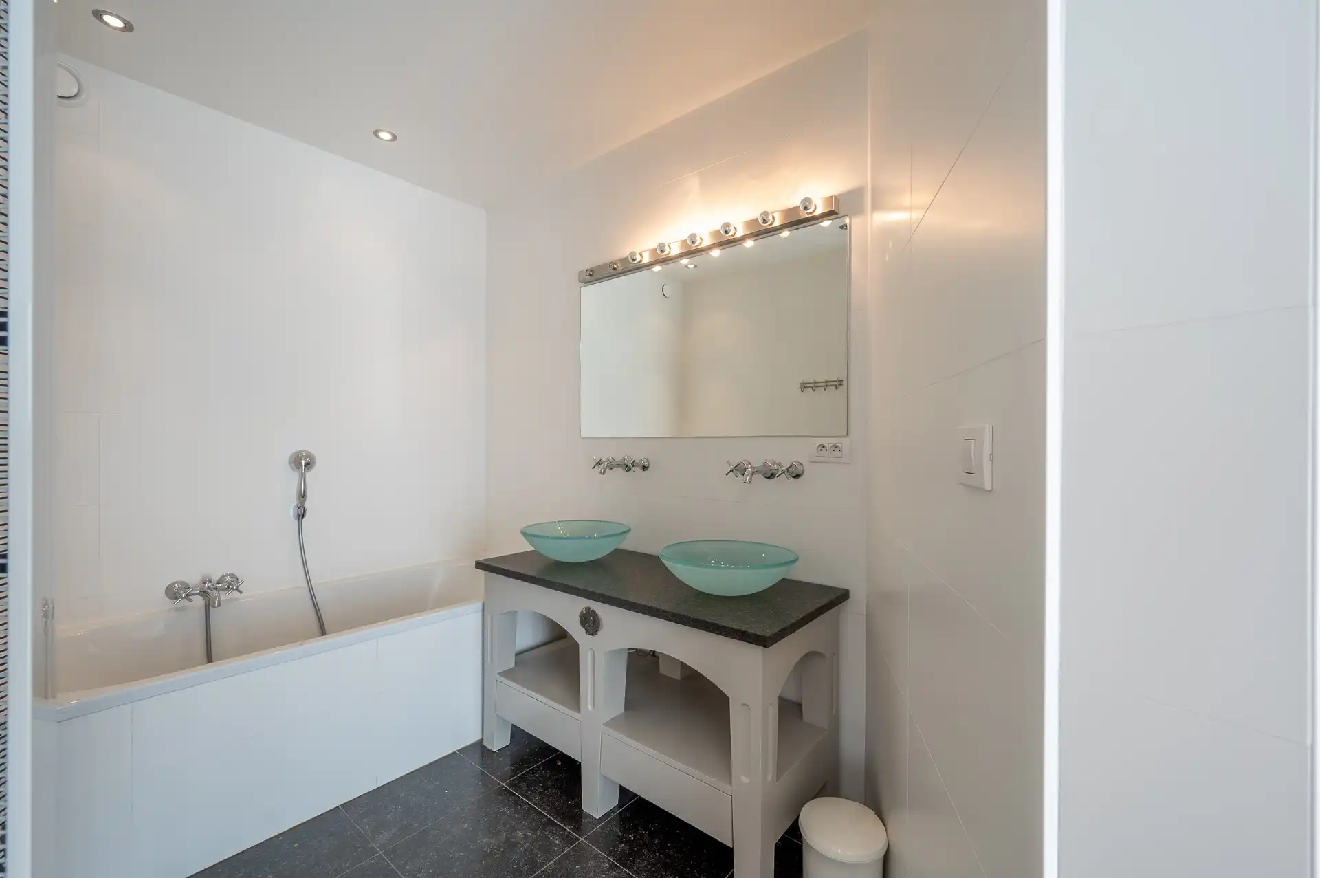 Gemeubeld: ruim appartement met 3 slaapkamers! foto 9