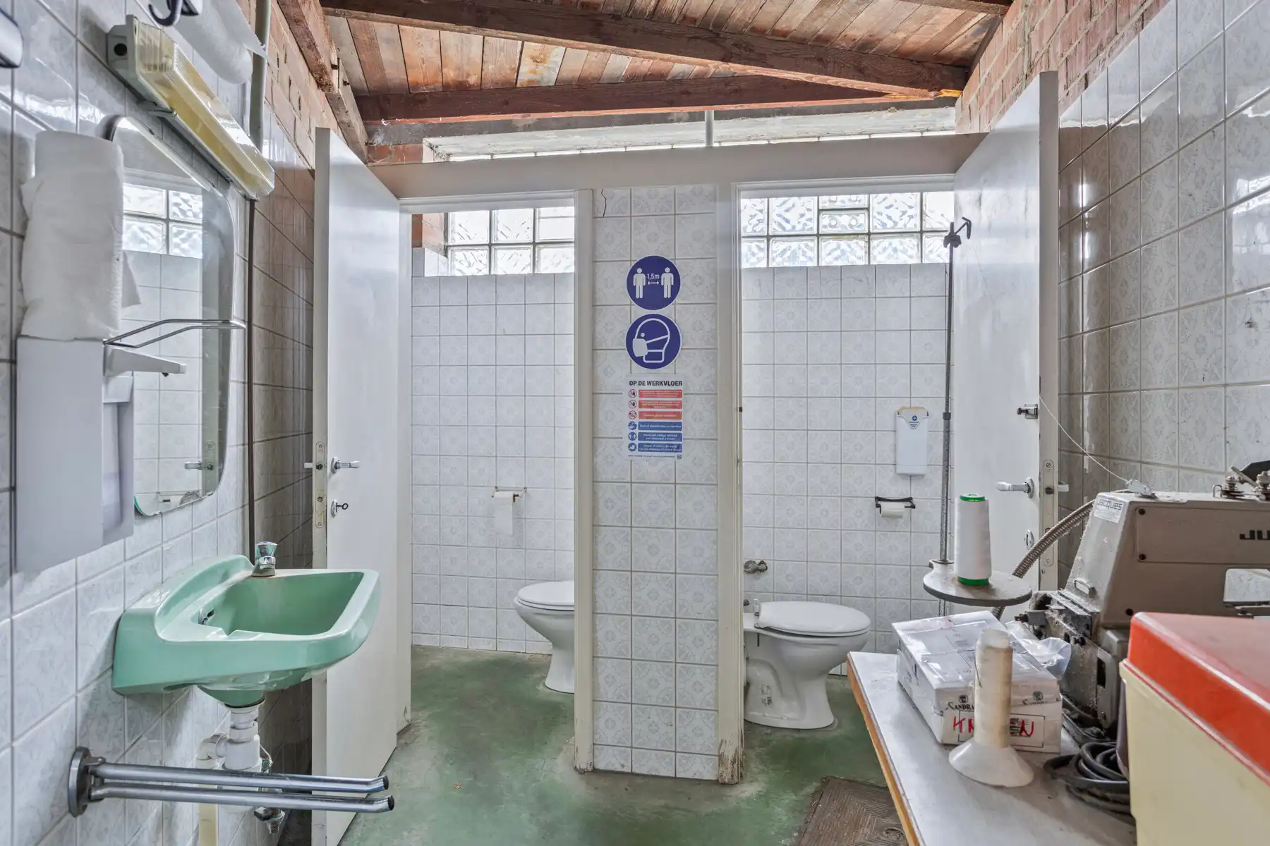 Solide eigendom: commerciële ruimte met atelier + 2 appart. foto 10