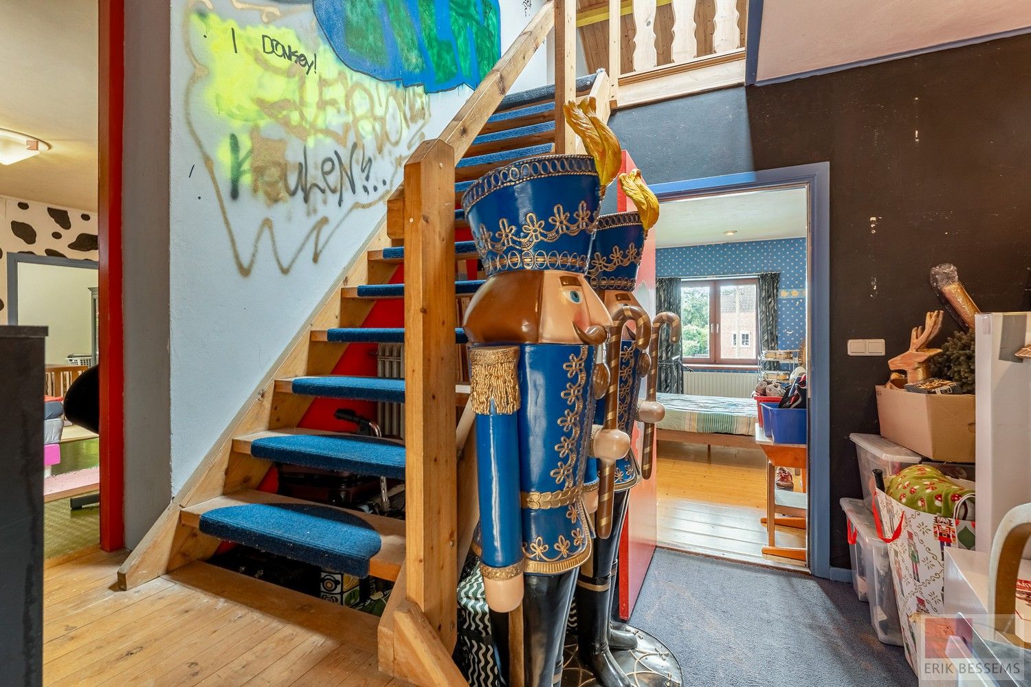 Unieke gesloten bebouwing met veel potentieel, deze ruime woning biedt een indrukwekkende woonoppervlakte van 306 m² foto 22