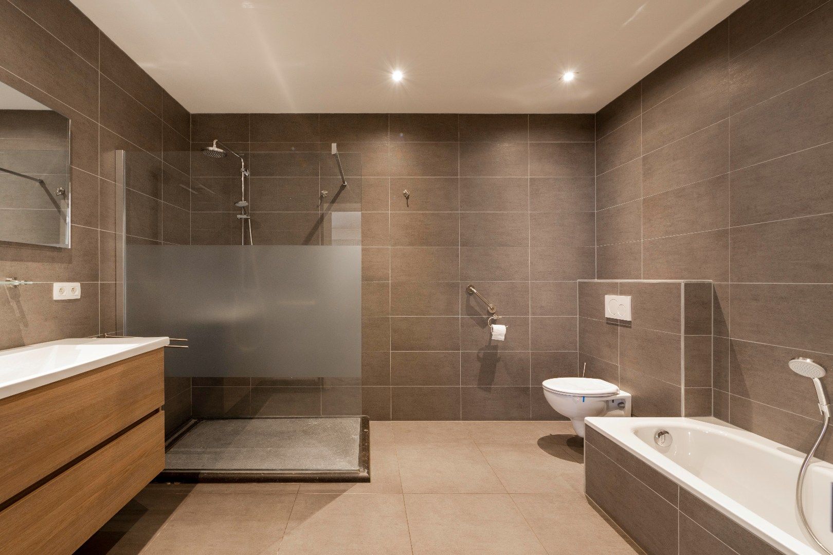 ZEER RUIM INSTAPKLAAR APPARTEMENT (130 m²) MET GARAGE EN RUIM TERRAS (60 m²) foto 11