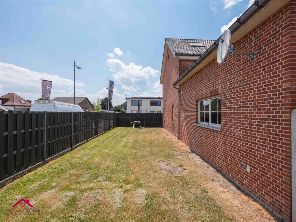 Stijlvol gerenoveerde verrassend ruime vrijstaande woning foto 6