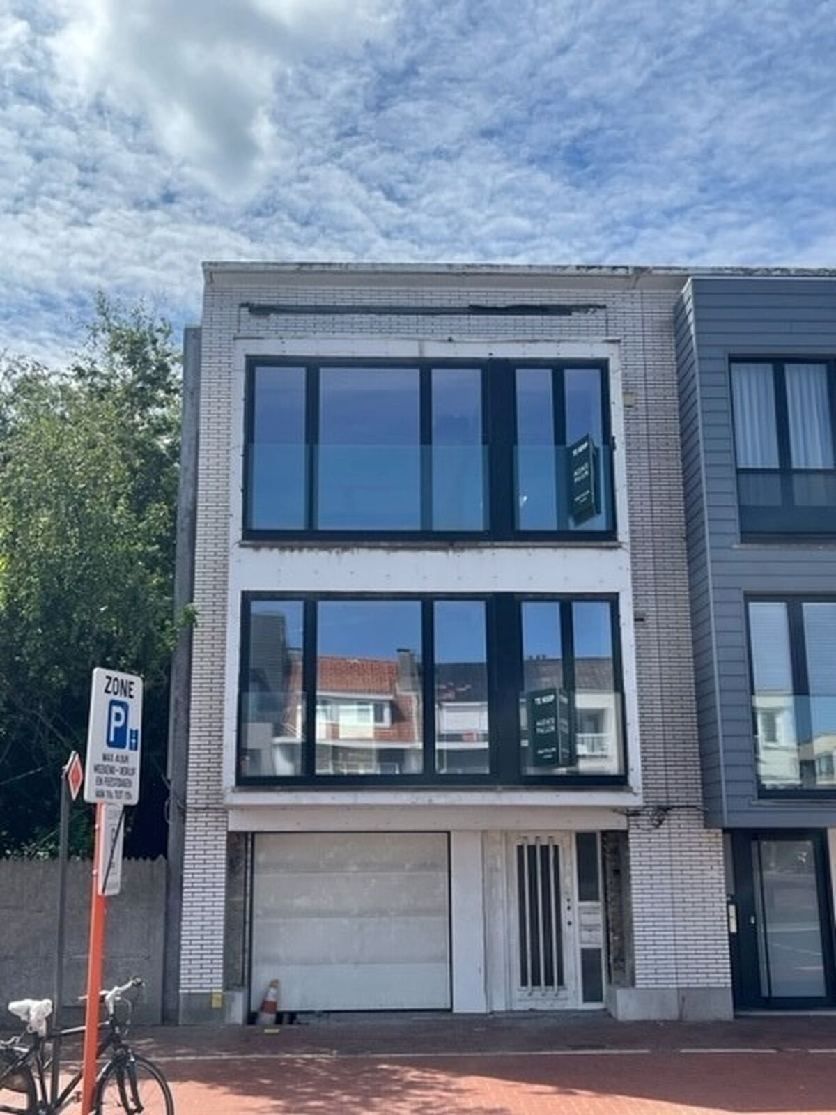 Casco appartementsgebouw met garage en 2 appartementen gelegen op de Natienlaan te Knokke. foto 1