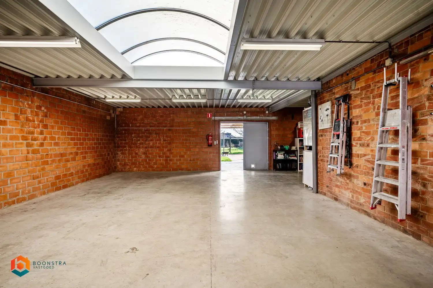 Leuke woning met 3 slpkrs en vergund magazijn/loods van 300m² foto 3