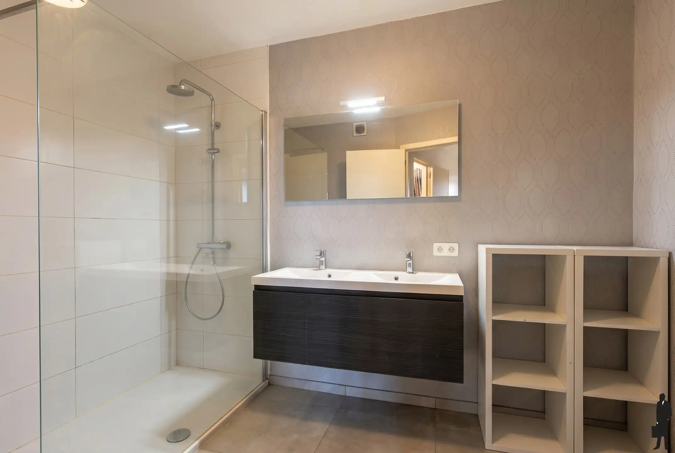 Mooi gelijkvloers appartement MET TUIN en 2 staanplaatsen. foto 3