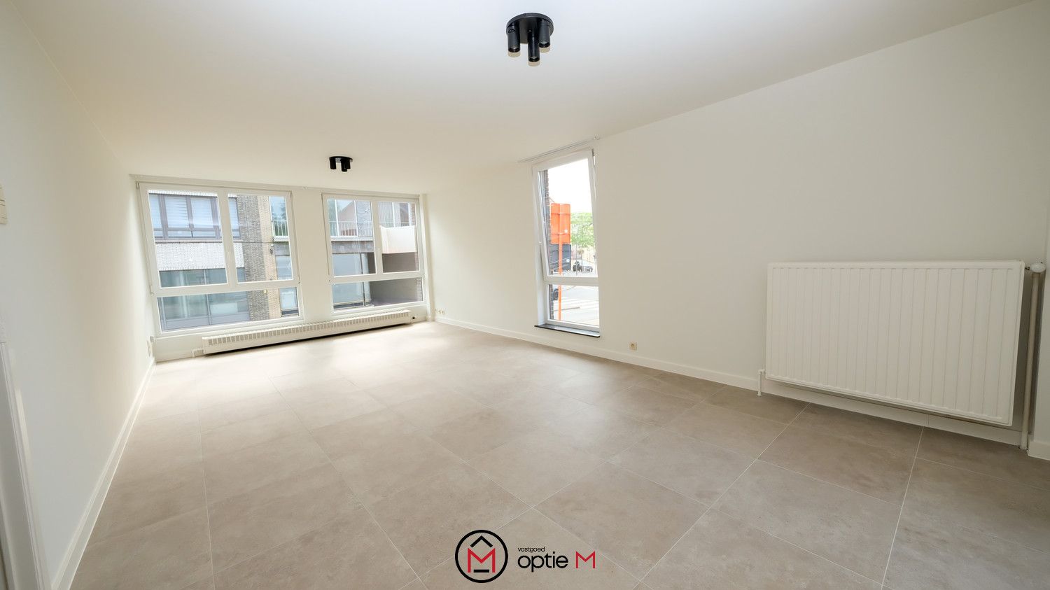 RUIM APPARTEMENT MET 3 SLAAPKAMERS, TERRAS EN GARAGEBOX foto 2