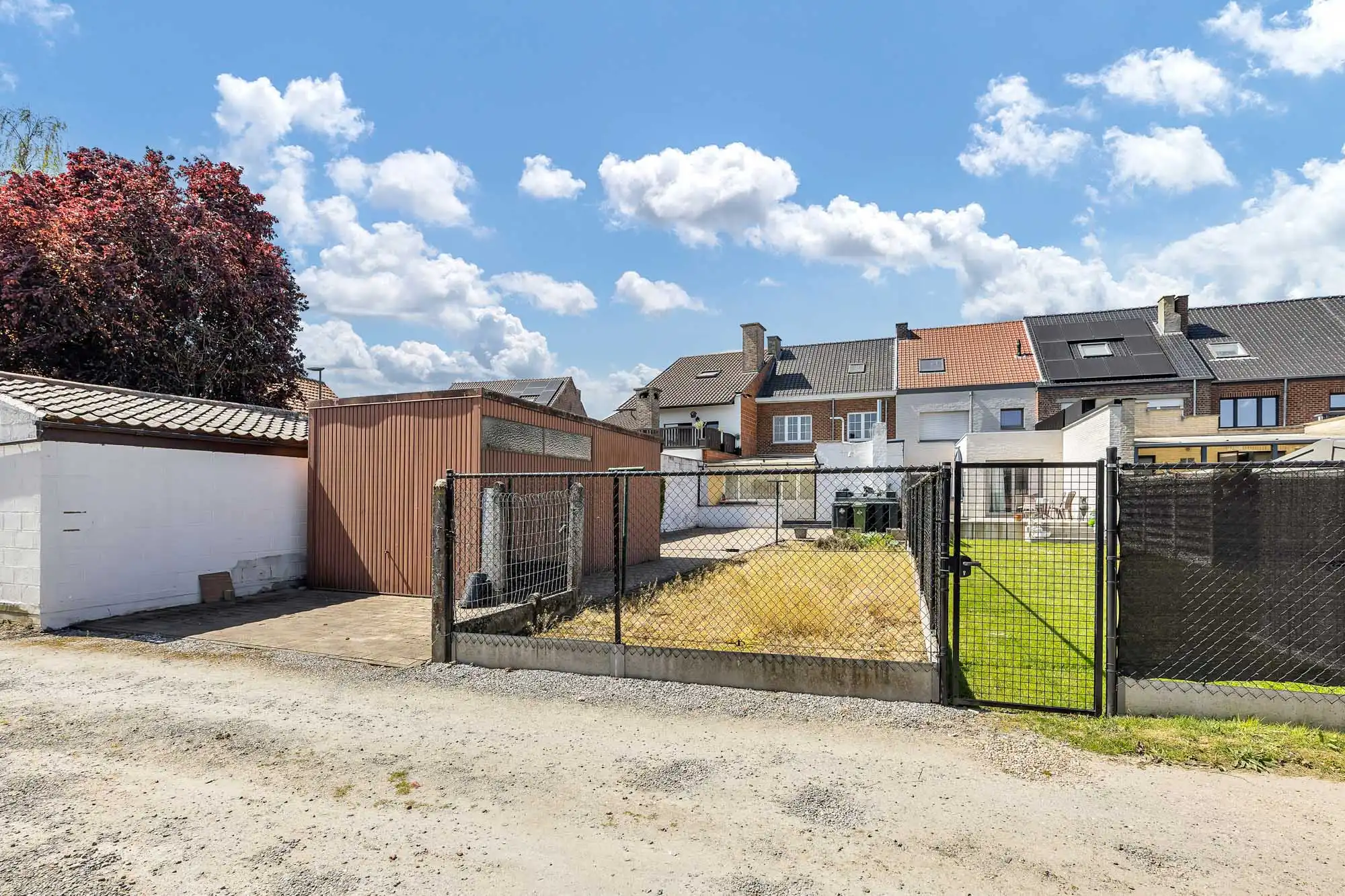 Solide woning met garage op rustige locatie foto 2