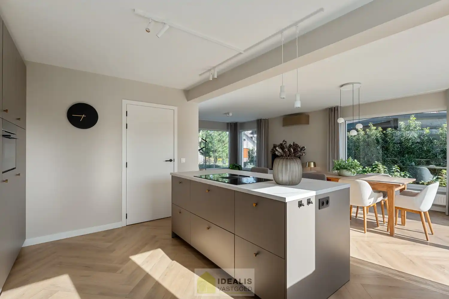 IDEALIS VASTGOED – Een prachtige instapklare woning in het fijne Hamont op een steenworp van de NL-grens! foto 18