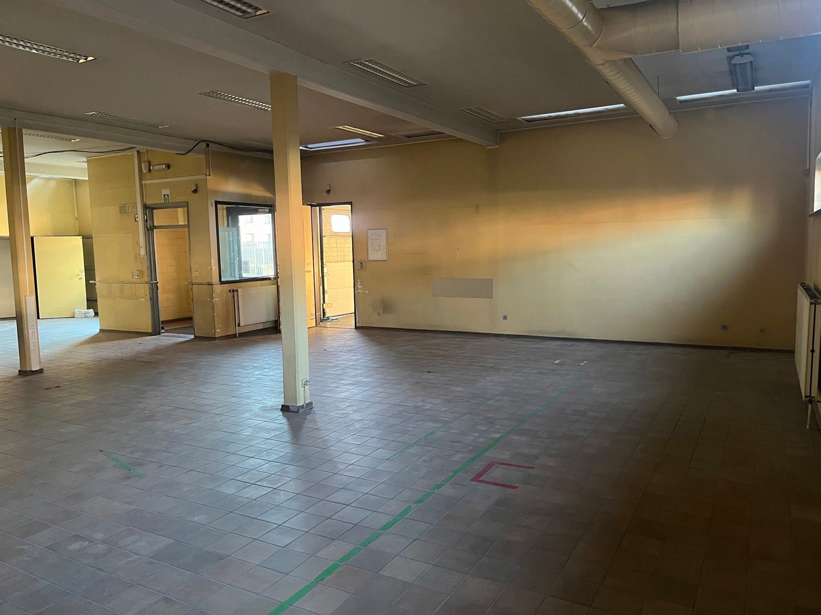 Opsplitsbare polyvalente handelsruimte met parking foto 8