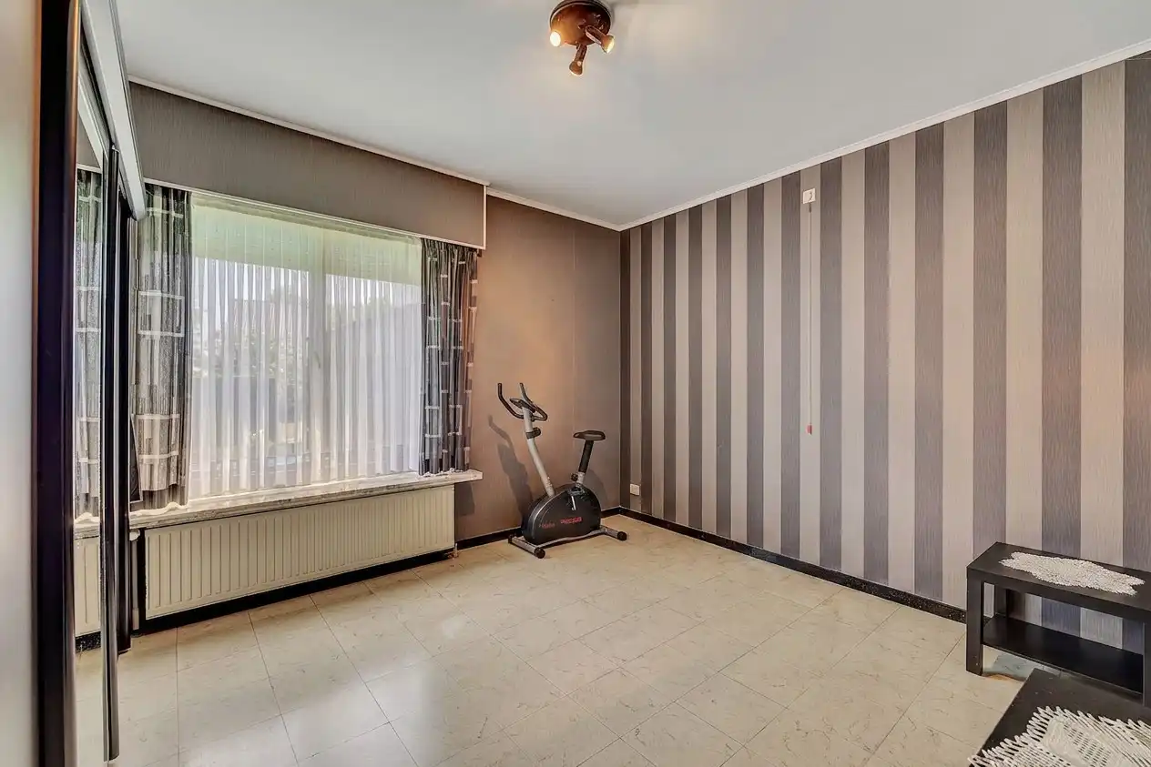 Te renoveren bungalow met zonnige tuin op toplocatie foto 12