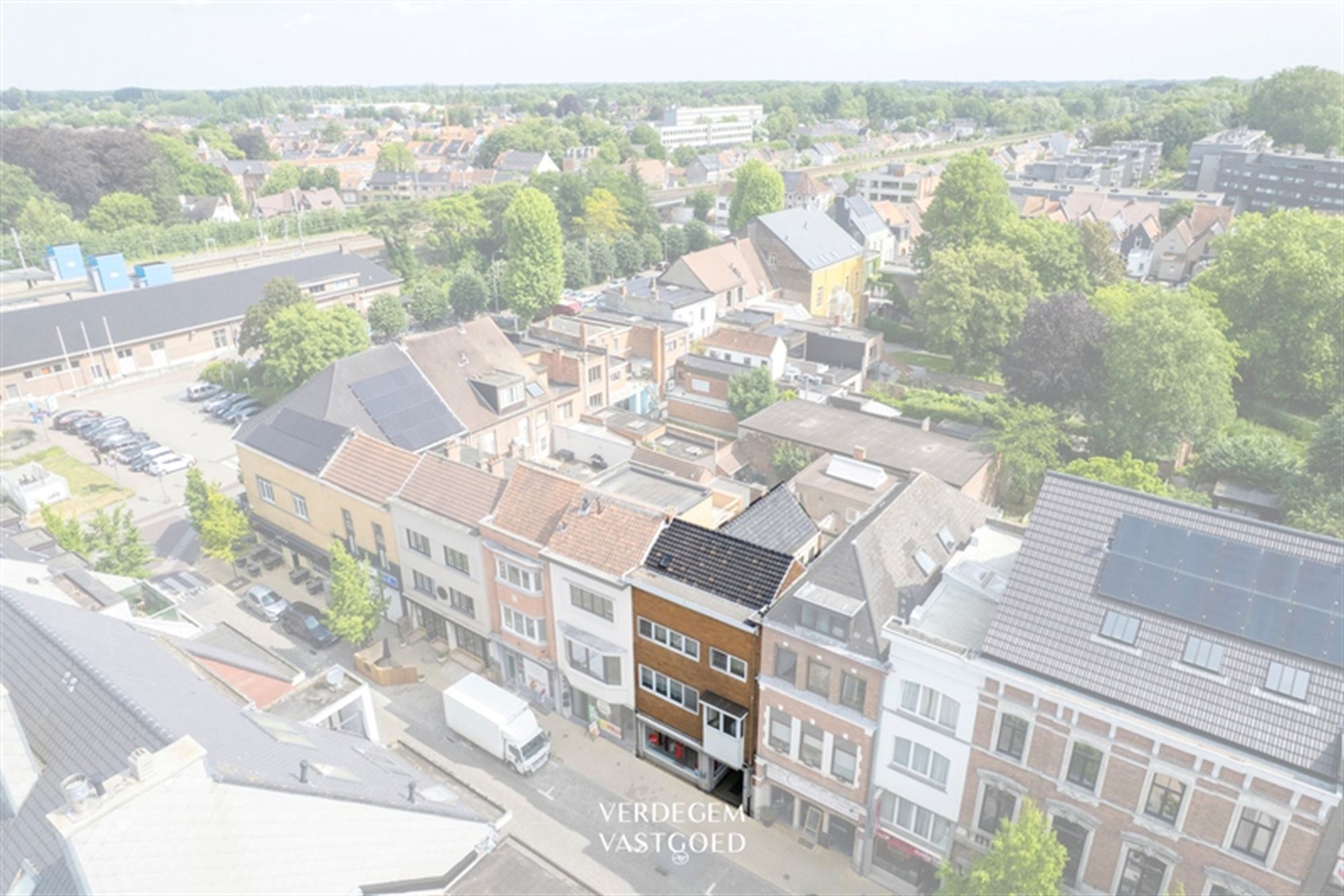 Unieke opbrengsteigendom met 4 entiteiten: handelsruimte, twee 1 slpk-appartementen en grote woning foto 30