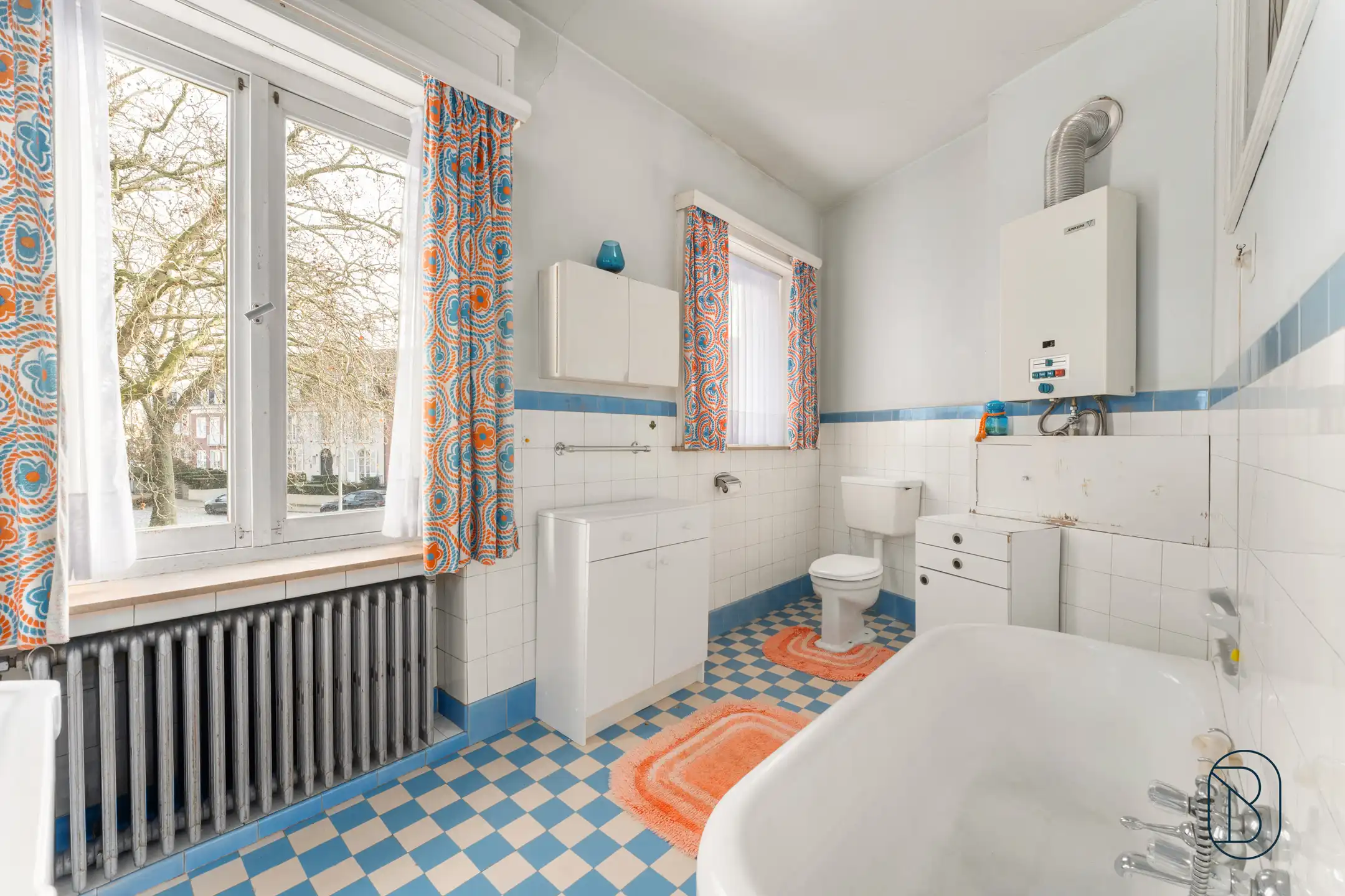 Topgelegen op te frissen herenwoning met ruime garage foto 17