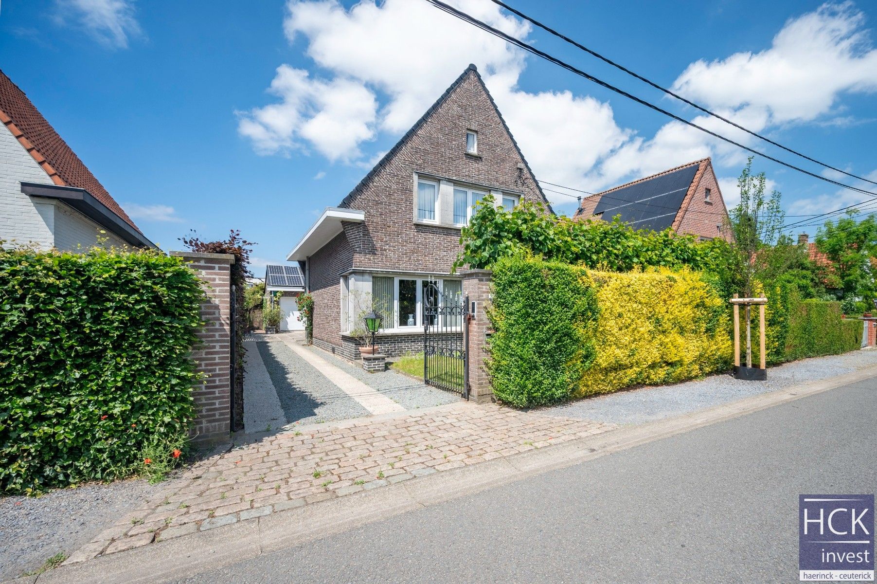 Hoofdfoto van de publicatie: DEINZE - Alleenstaande villawoonst met 3 SLPK, tuin en garage